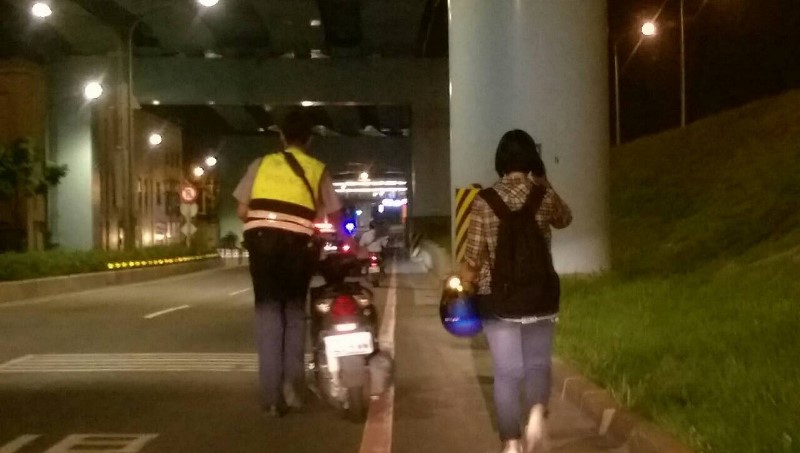 熱心女大生助失智婦人車卻拋錨  警感動幫忙推車