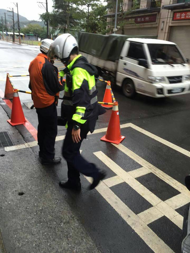 員警黑洞前交通疏導阻意外，民眾po往按讚