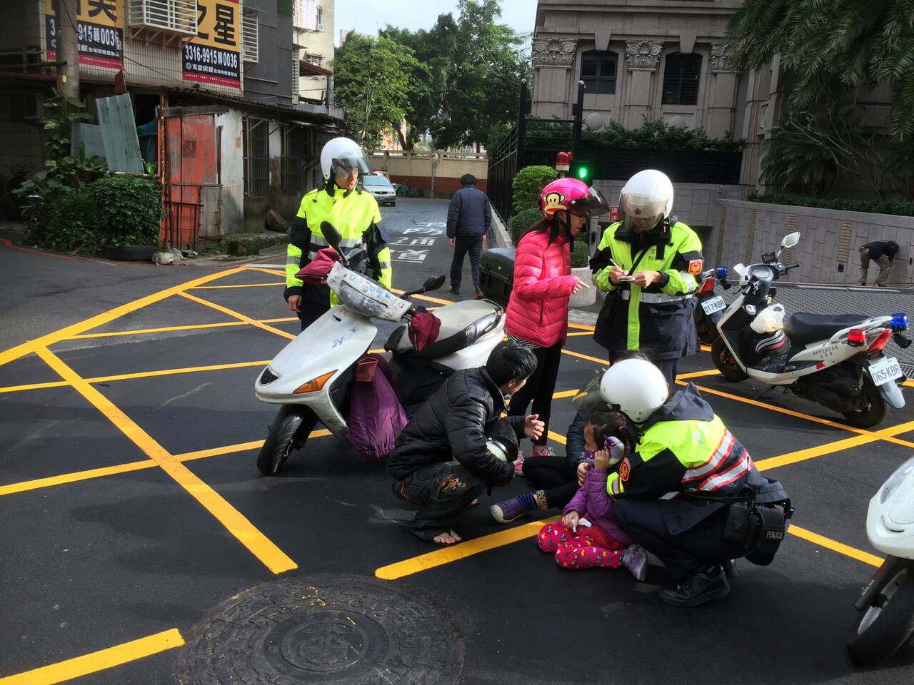 警察帶「洋蔥」處理車禍