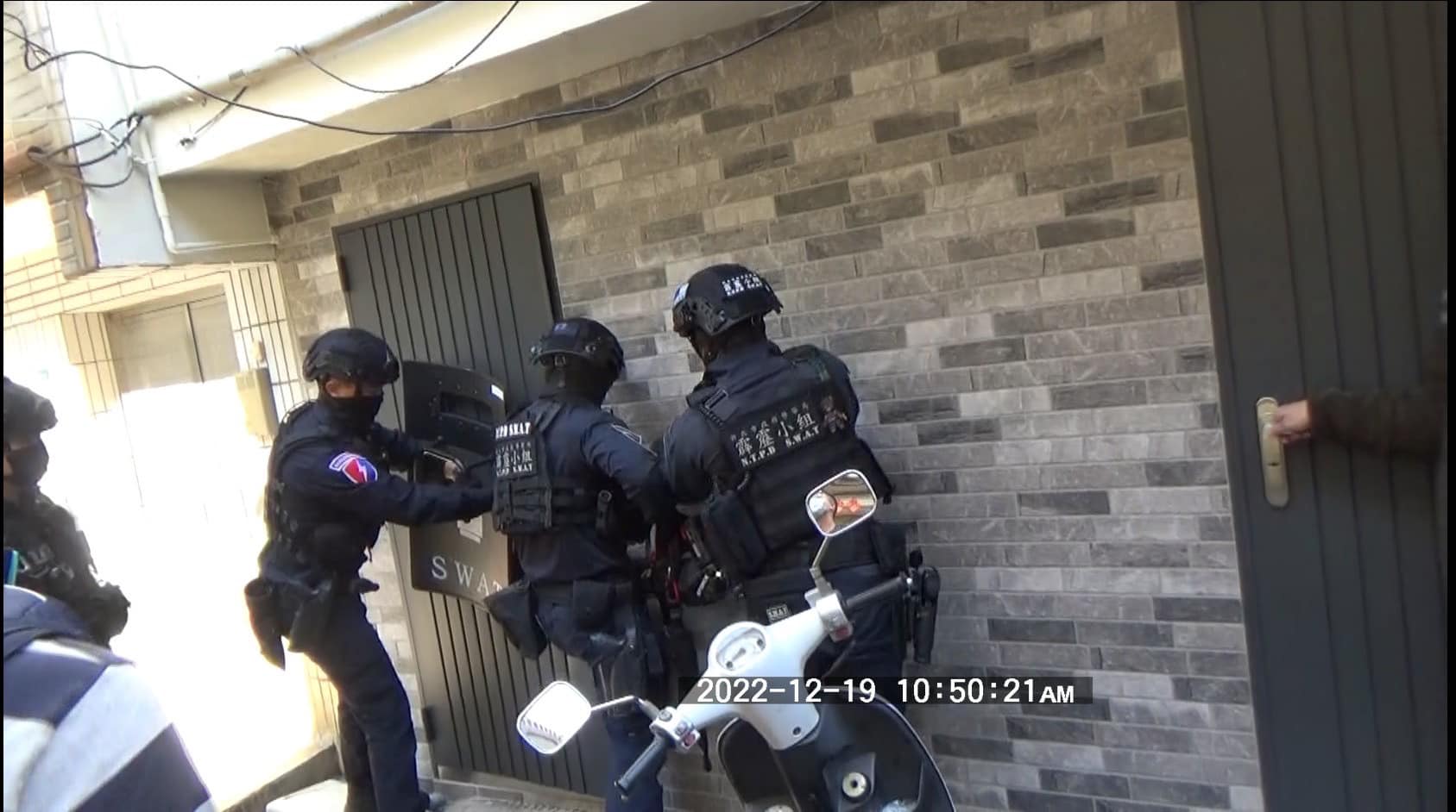 詐騙機房隱身透天厝 新北警聯手攻堅逮獲11嫌-1